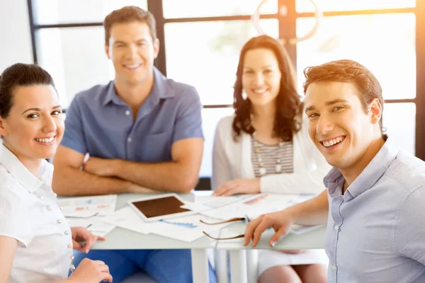 Imagen de socios comerciales discutiendo documentos e ideas — Foto de Stock