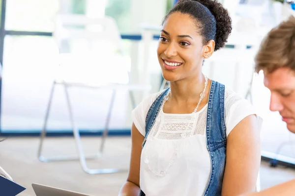 Ritratto di impiegata afro-americana sorridente in ufficio con la collega — Foto Stock