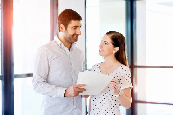 Bilden av två unga affärsmän i office — Stockfoto