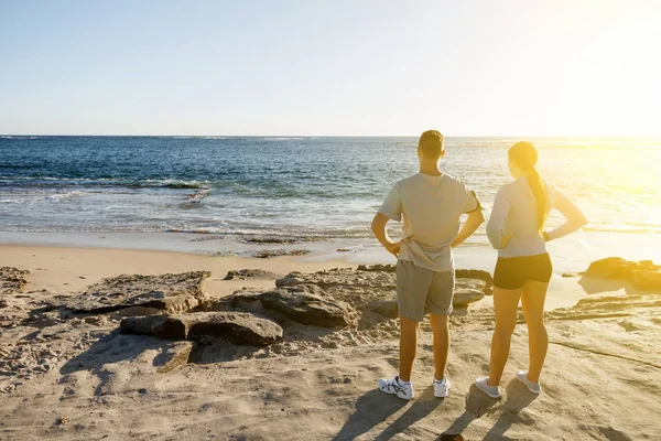 Jong (echt) paar op het strand training samen — Stockfoto
