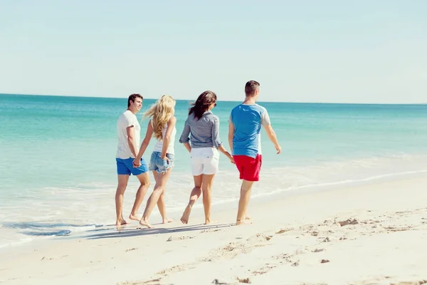 Compañía de jóvenes en la playa — Foto de Stock