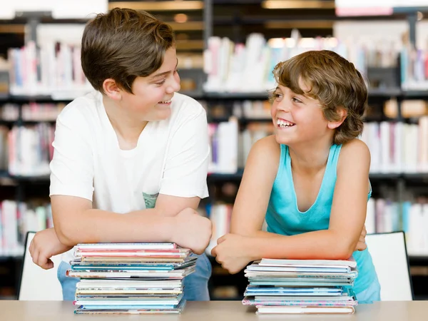 Deux garçons à la bibliothèque — Photo