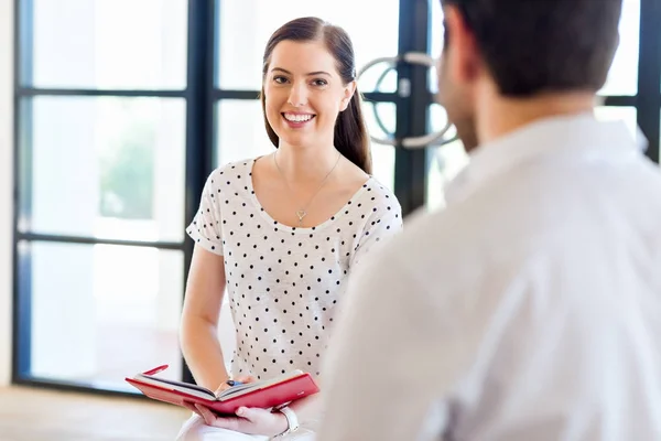 Mensen uit het bedrijfsleven op interview in kantoor — Stockfoto