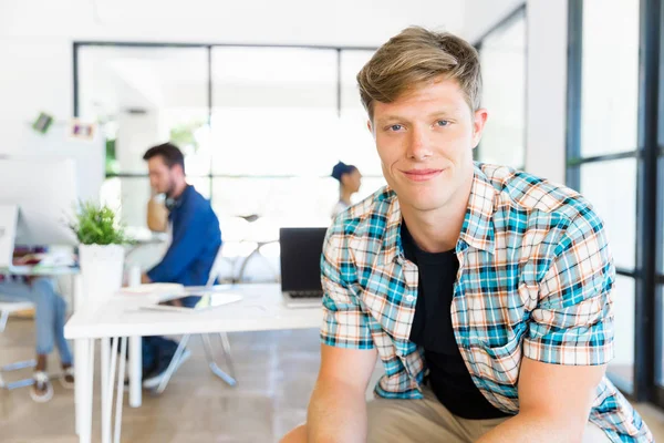 Jeune homme travaillant dans le bureau — Photo