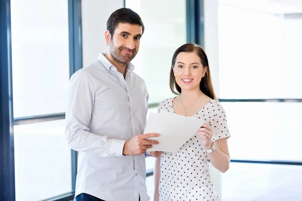 Bild von zwei jungen Geschäftsleuten im Amt — Stockfoto