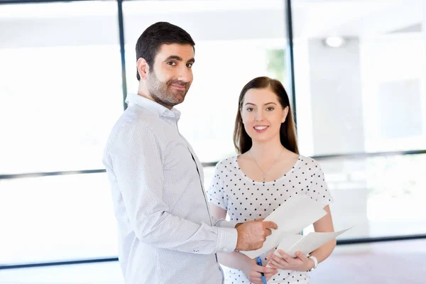 Immagine di due giovani imprenditori in carica — Foto Stock