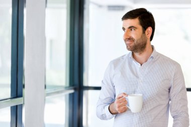 Ofiste bir kupa genç işadamı