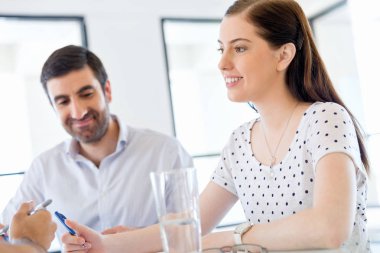 İki genç iş adamları Office görüntü