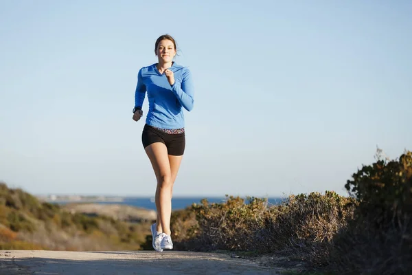 Sport runner joggen op strand uit te werken — Stockfoto