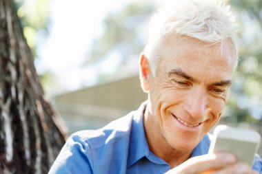 Lomature adam açık havada istimal hareket eden telefon