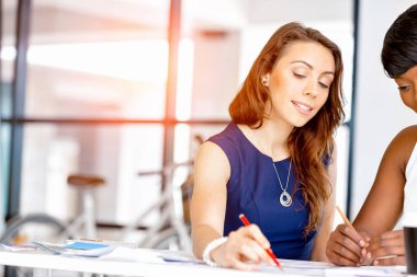 Birlikte, office iç çalışan kadınlar