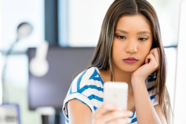 Görevdeki genç bayan.