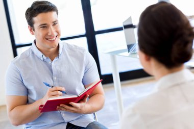 İş adamları görüşmesinde ofiste