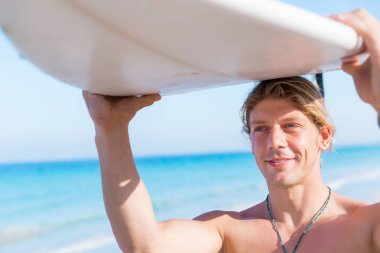 Dalgalar vurmak hazır