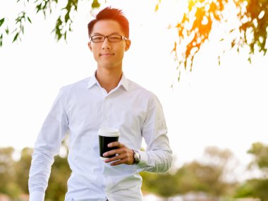 Parkta onun mola sırasında genç mutlu ve başarılı iş adamı