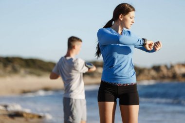 Plaj birlikte eğitim genç Çift