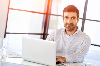 Bilgisayarda çalışan yakışıklı işadamı