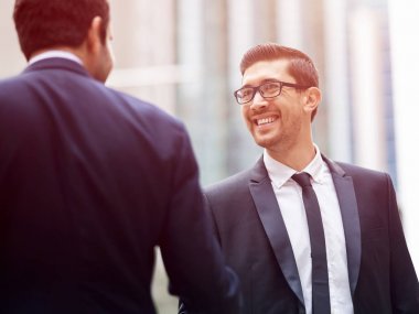 onların el sıkışan iki iş adamları