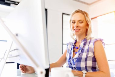 Bilgisayarda Office çalışan işkadını portresi