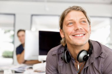 Ofiste rahat genç adam