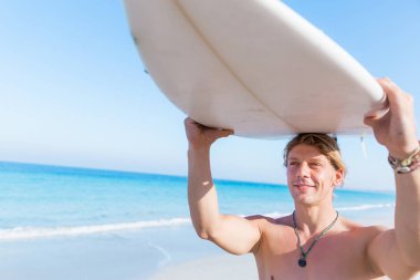 Dalgalar vurmak hazır