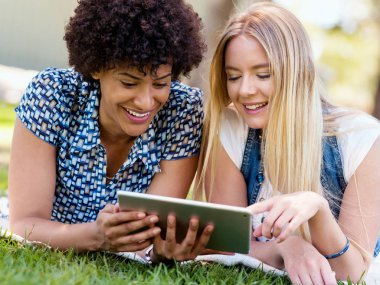 Tablet Park ile iki genç kadın