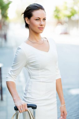 Şehirde yürüyüş çanta çanta çekerek iş kadını