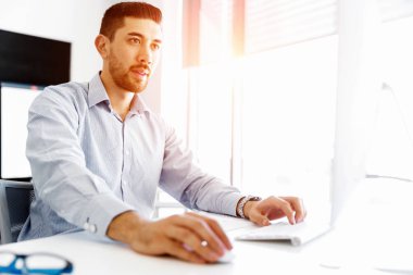 Çekici ofis çalışanı masada oturuyor.