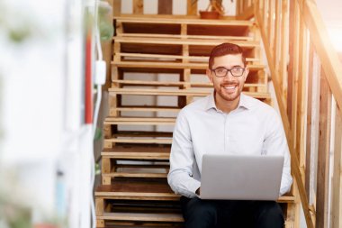 Office merdivenlerde oturan genç adam portresi