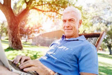 Komuta sizde parkta oturan defter ile