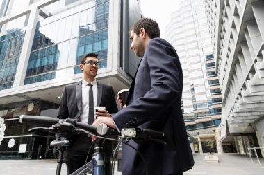 Bisikletli genç işadamları