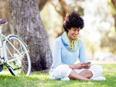 Sevimli genç kadın yaz Park ile hareket eden