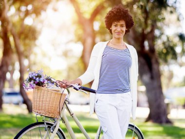 Bisiklet ile mutlu bir genç kadın