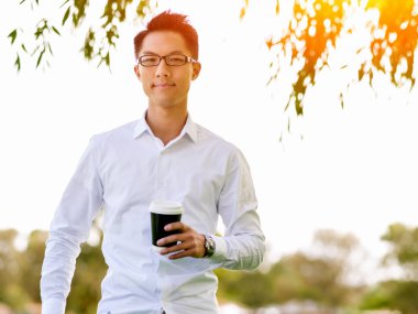 Parkta onun mola sırasında genç mutlu ve başarılı iş adamı