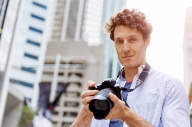 Erkek fotoğrafçı alarak resim