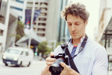 Erkek fotoğrafçı alarak resim