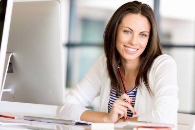 Mutlu girişimci veya serbest meslek sahibi bir ofis veya ev içinde