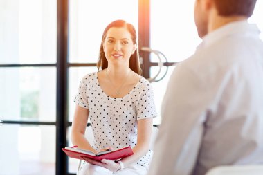 İş adamları görüşmesinde ofiste