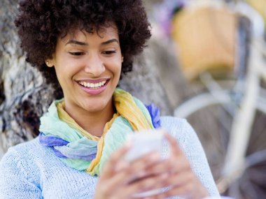 Sevimli genç kadın yaz Park ile hareket eden