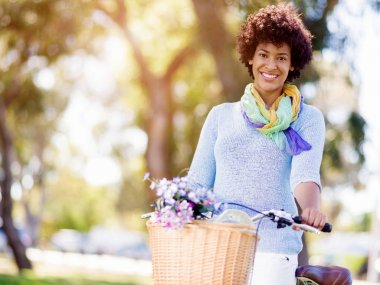 Bisiklet ile mutlu bir genç kadın