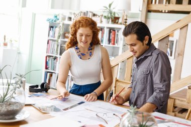 Ofisteki iki genç mimar