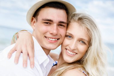 Sahilde oturup romantik genç Çift