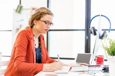 Görevdeki genç bayan.