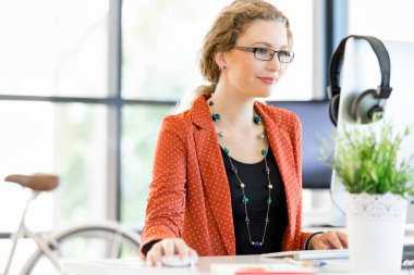 Görevdeki genç bayan.