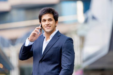 Cep telefonu açık havada ile kendine güvenen işadamı portresi