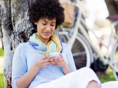 Sevimli genç kadın yaz Park ile hareket eden