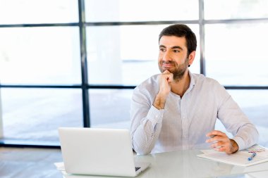 Ofisinde dalgın işadamı