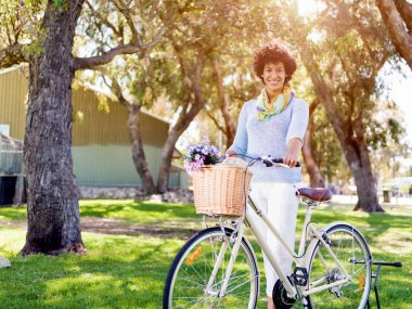 Bisiklet ile mutlu bir genç kadın