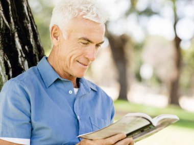 Komuta sizde daşu park kitap okurken