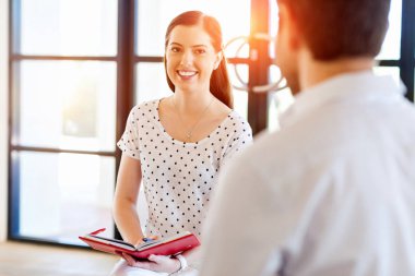 İş adamları görüşmesinde ofiste